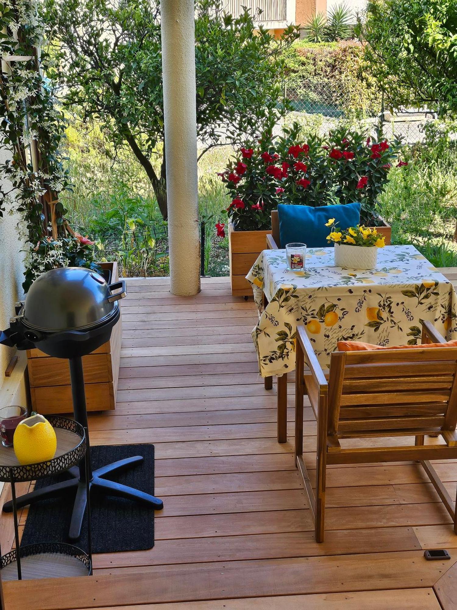 Charmant Studio Pres De La Plage Avec Jacuzzi Et Terrasse Privative Villeneuve-Loubet Exterior photo